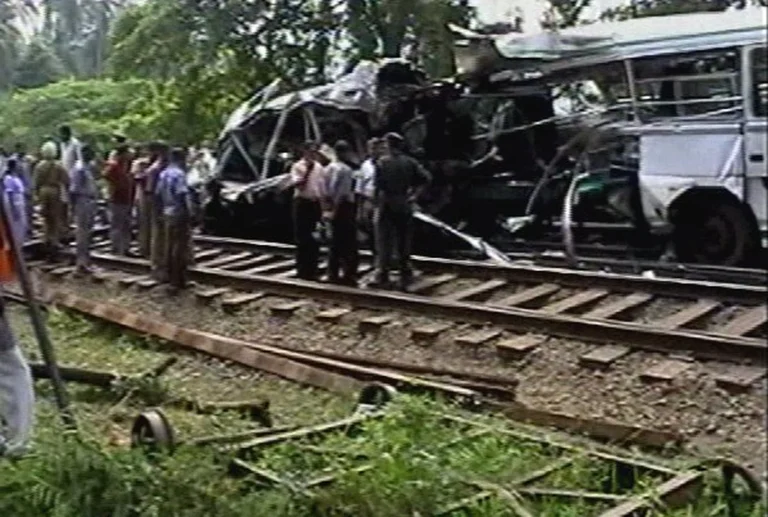 Train crashes SL