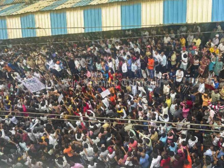 Protest Over Sexual Assault of School Girls in Maharashtra Turns Chaotic - (Video)