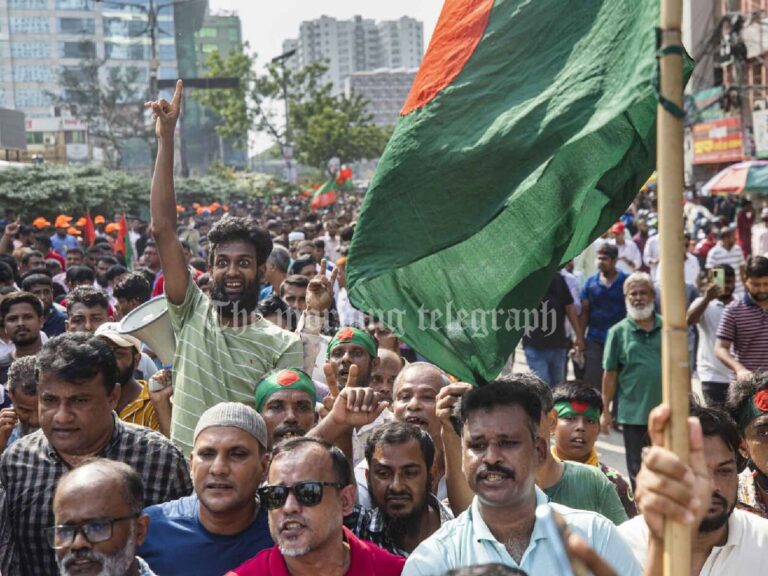 Protesters March Toward Muhammad Yunus' Residence in Bangladesh