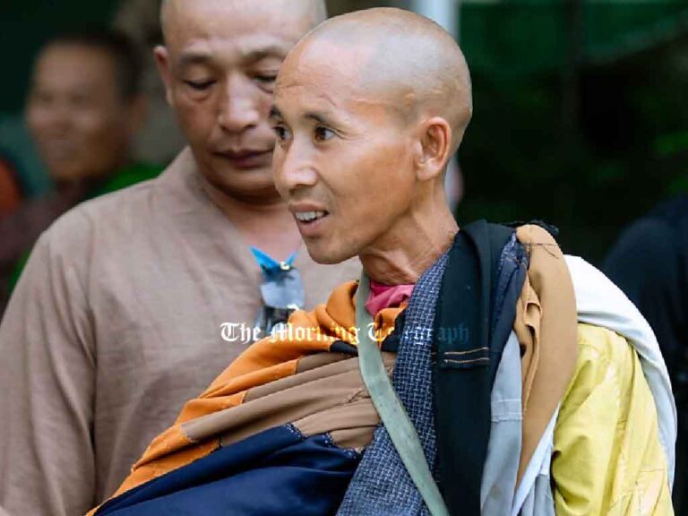 The visit to Sri Lanka by Thich Minh Thieu, a popular yet controversial monk in Vietnam, has been met with opposition from Buddhist monks in the country. Thich Minh Thieu, who arrived on the 10th with a group of his followers, is currently undertaking a walking tour across various parts of the island.