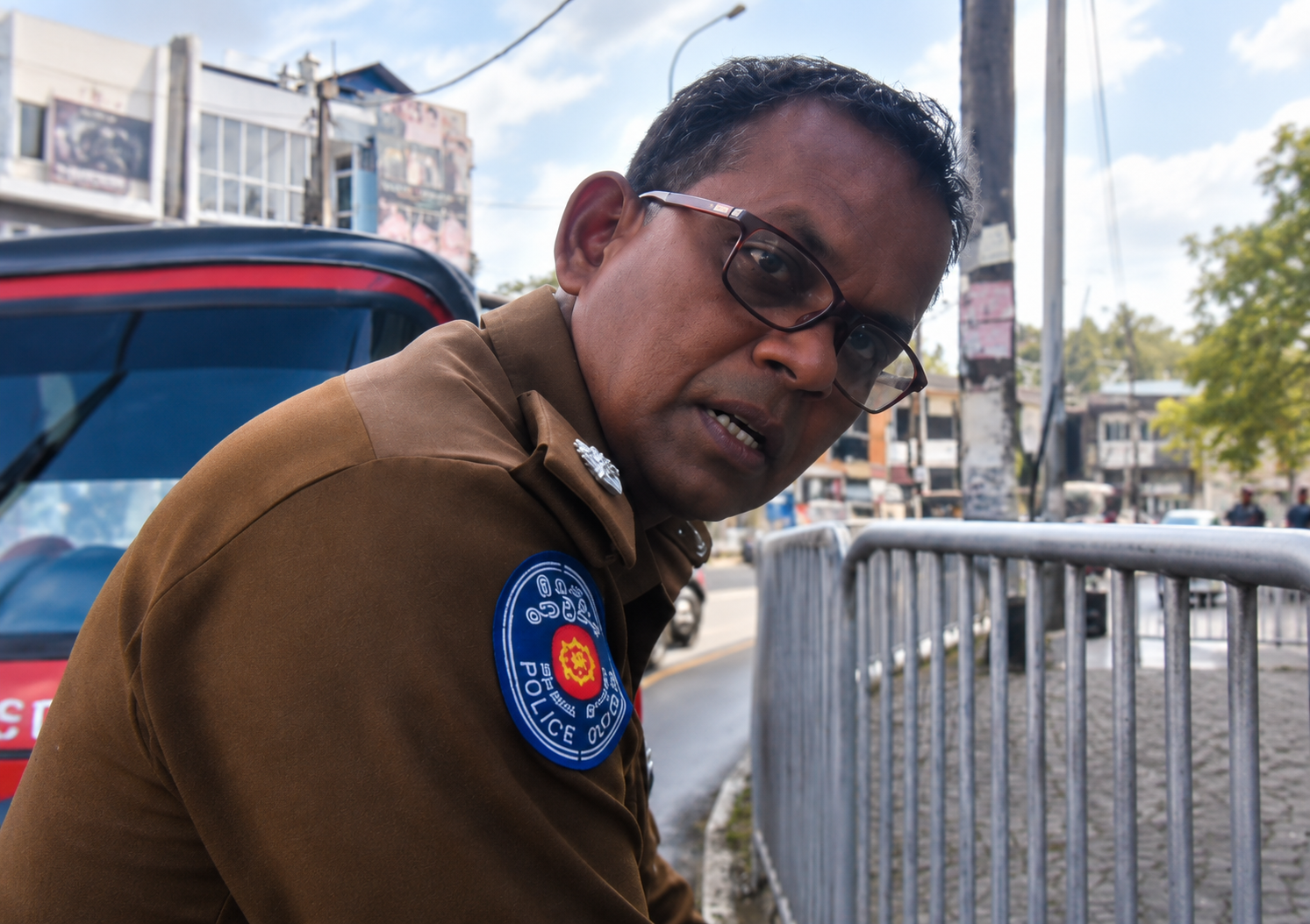 Padukka police officer involved in a heated confrontation with a civilian during a traffic stop